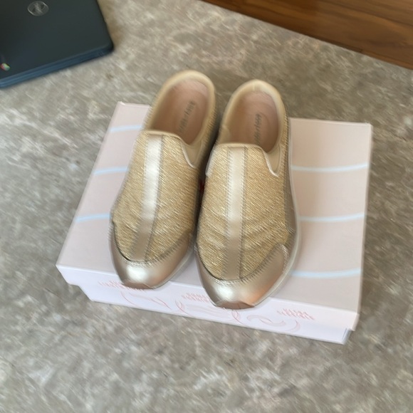 - Woman’s easy spirit/ casual slip - Picture 2 of 3